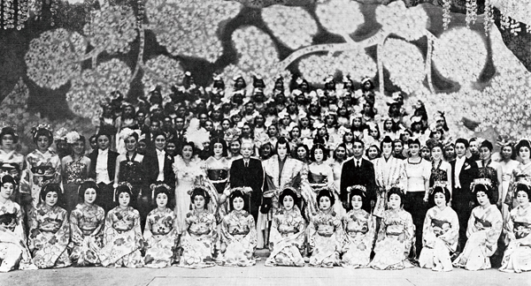 1946年に宝塚大劇場再開、小林一三翁を囲んで出演者全員の記念撮影