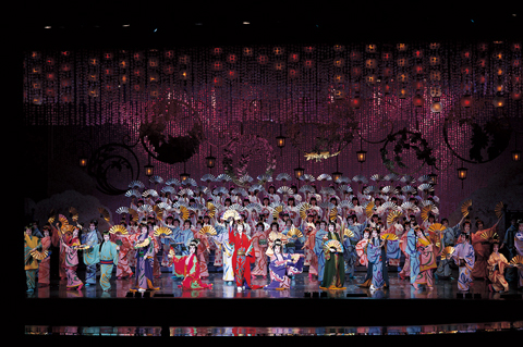 月組公演『花の宝塚風土記』－春の踊り－（2003年）より