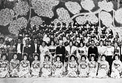 1946年に宝塚大劇場再開、小林一三翁を囲んで出演者全員の記念撮影