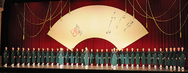 宝塚歌劇の初舞台とは 宝塚歌劇を楽しむ 宝塚歌劇公式ホームページ