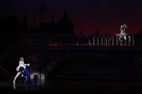 公演舞台写真 | 宝塚歌劇 月組公演『ベルサイユのばら』－オスカルとアンドレ編－